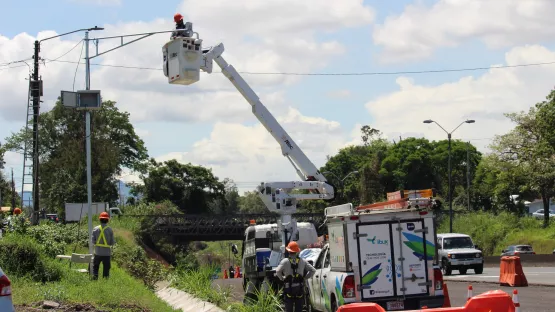 Personal técnico de Ibux coloca cámaras en alrededores del Conservatorio del Castella Vehículo tipo grúa con funcionario en la canasta revisado anclaje de metal donde se ubicará la cámara de video vigilancia. Imagen de día, cielo con algunas nubes. Lugar se ubica en espaldón sobre la ruta General Cañas,