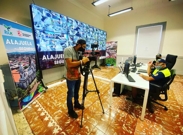 Trabajo de oficiales con las cámaras IBUX fue captado por varios medios de comunicación Trabajo de oficiales con las cámaras IBUX fue captado por varios medios de comunicación