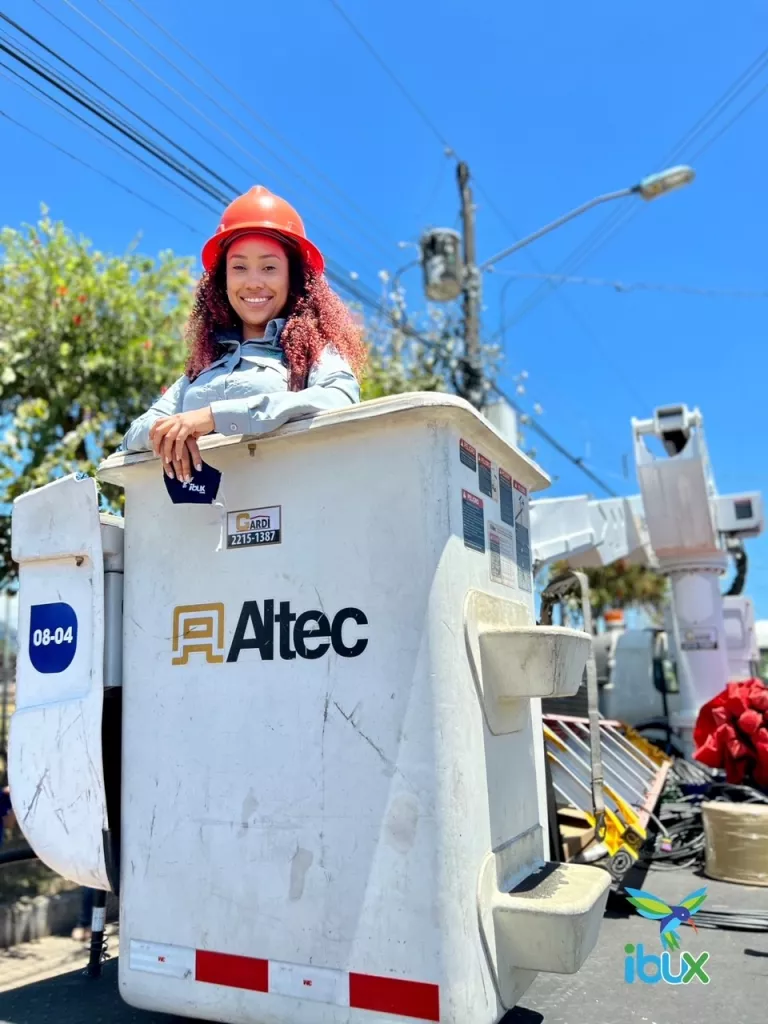 Colaboradora de Ibux en grúa usando casco