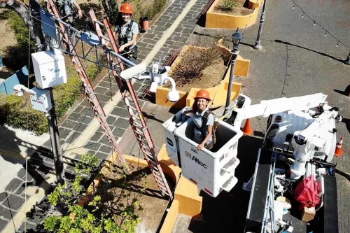 Tres técnicas trabajando en grúa en a calle