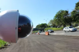 Cámara de video vigilancia en primer plano, al fondo la calle General Cañas con tres vehículos tipo automóvil avanzando en dirección a Alajuela